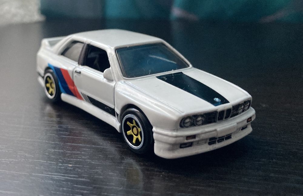 Macheta hotwheels bmw e30 m3 ursulet (nou)