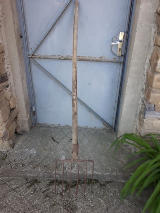 Продавам стара вила за сено.