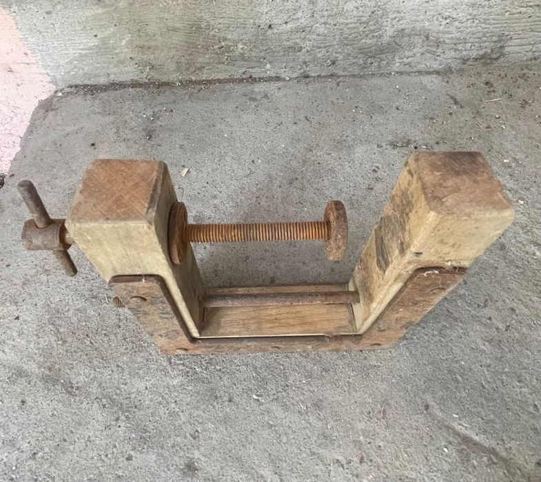 Vând menghină de tâmplărie din lemn+fier , veche.