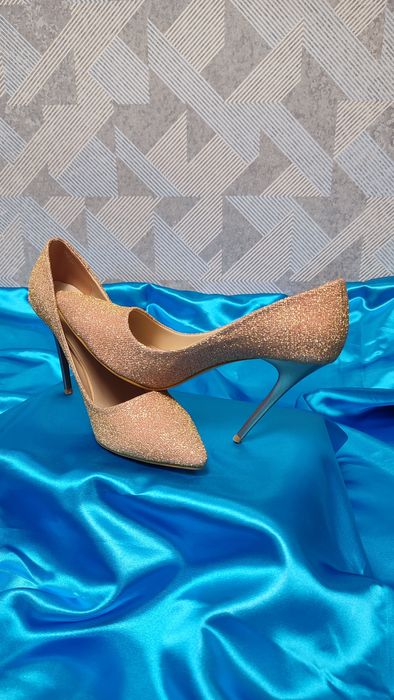 Класически лъскави обувки на ток