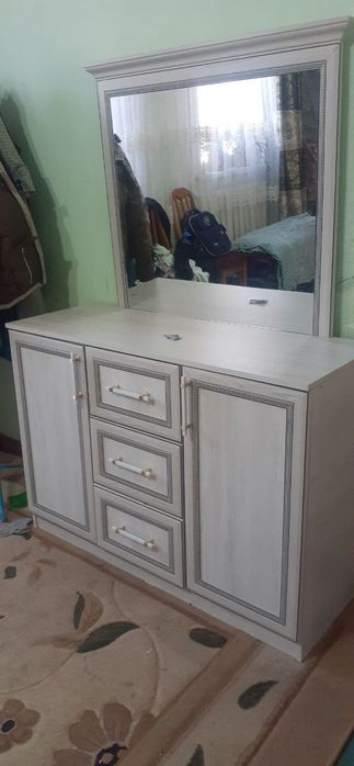 Трюмо сатылады..