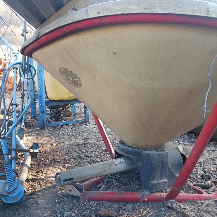 Vând 2 miguri de azot și un aparat de ierbicidat