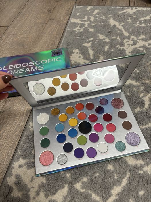 Cosmetice noi ( palete de machiaj )