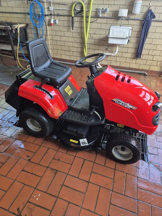 Tractoras tuns gazonul