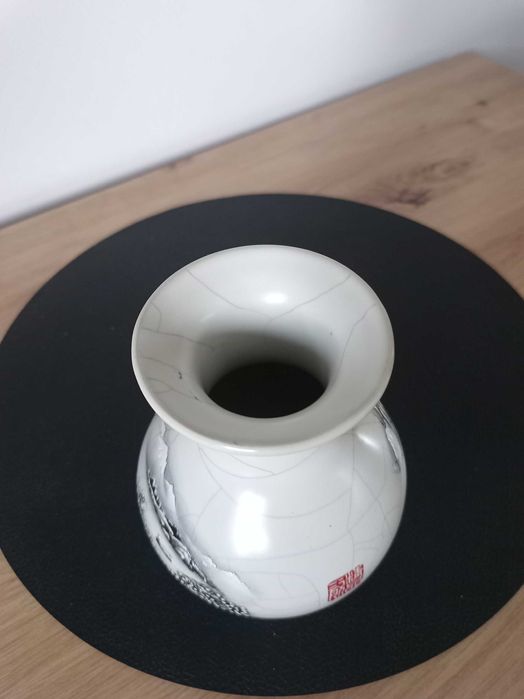 Китайска порцеланова ваза с пукаща глазура с ръчно рисувана