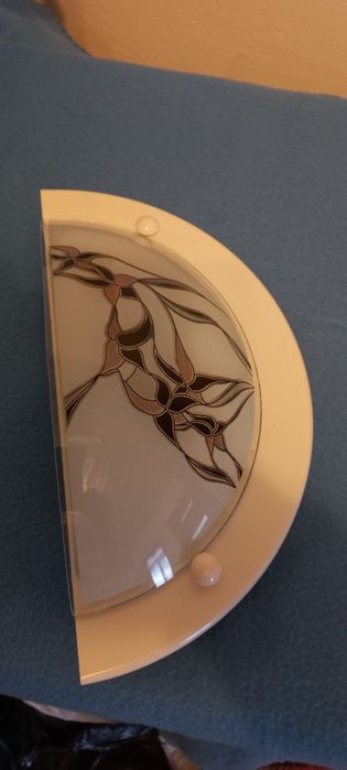 Vând lustre,aplice noi.