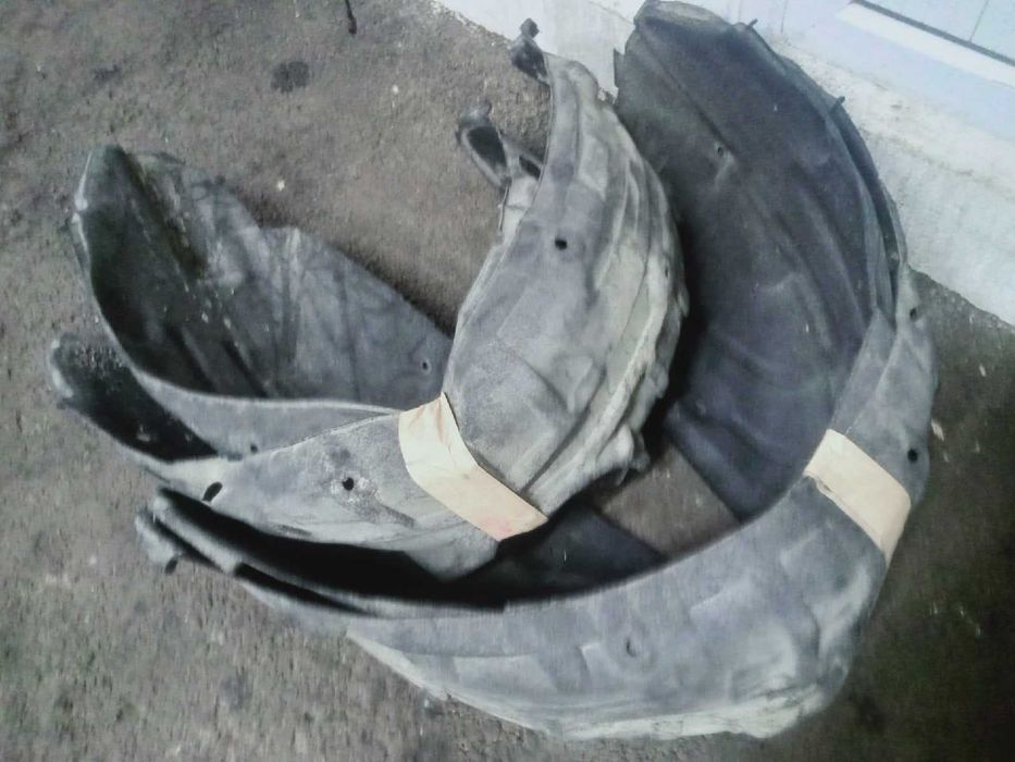 Продам оригинальный задний подкрыльник от Toyota Camry 40