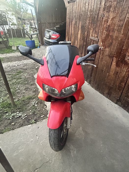 Motocicleta honda vfr850