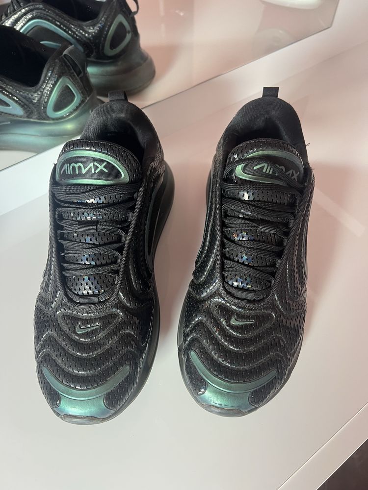 Обувки Nike.