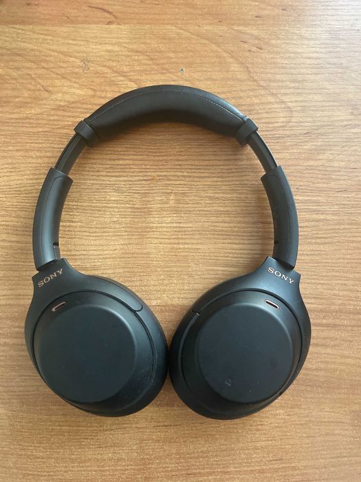 Наушники Sony WH-1000XM4 (черные) с активным шумоподавлением.