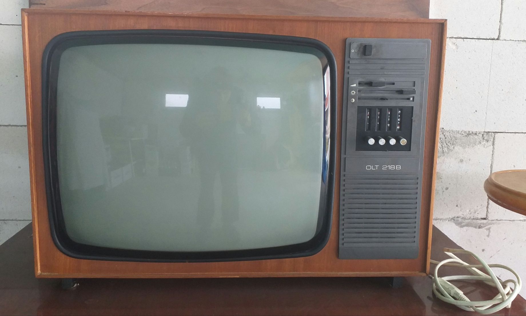 Televizor vechi alb-negru funcțional marca OLT 218 B