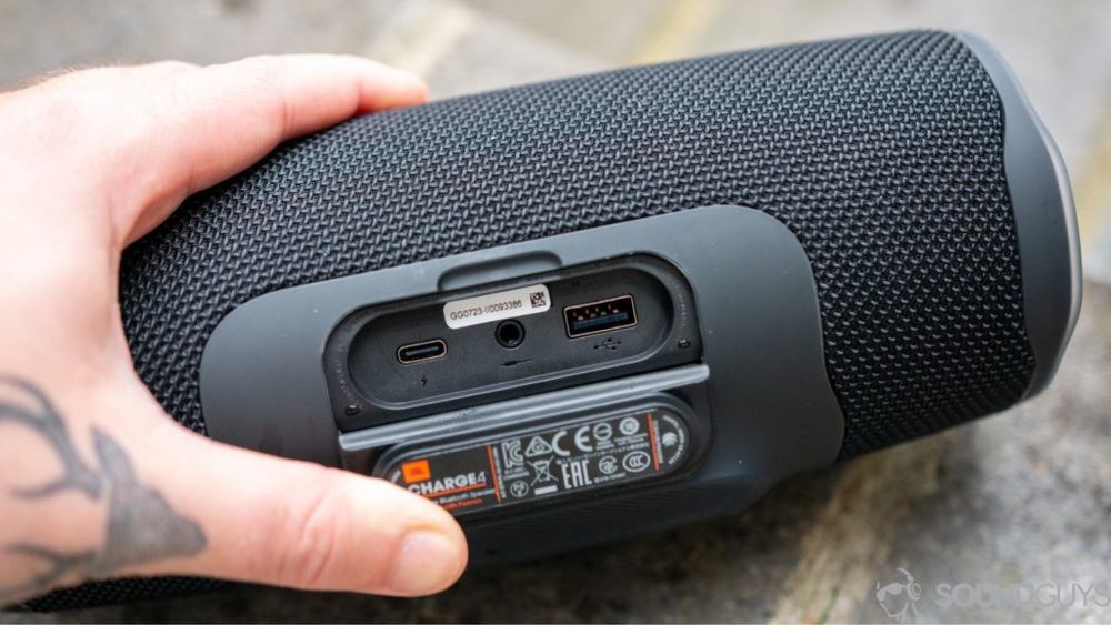 Портативная акустика JBL Charge 4 (JBLCHARGE4BLK)