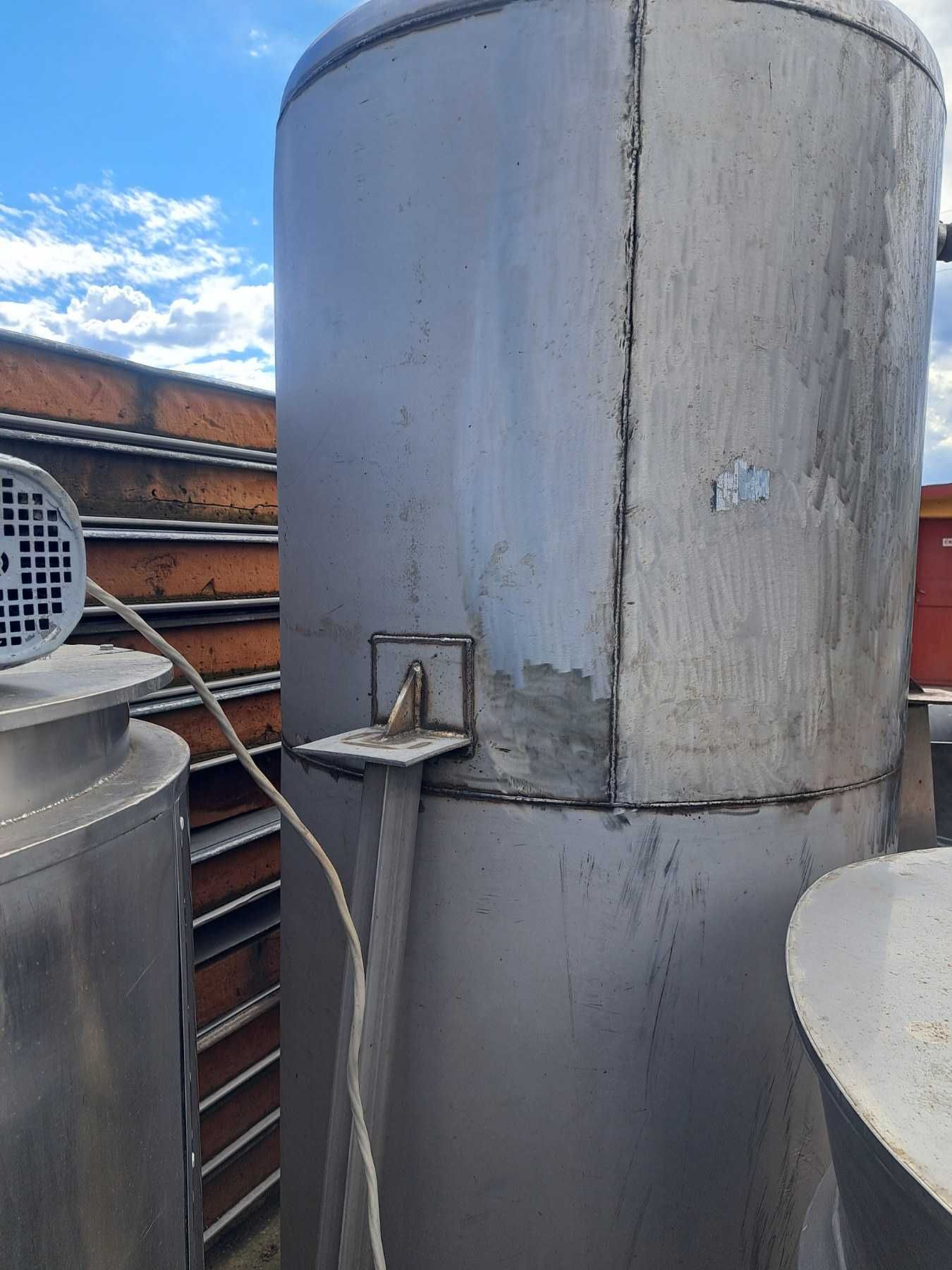 Продавам вертикален резервоар от неръждаема стомана 3000л