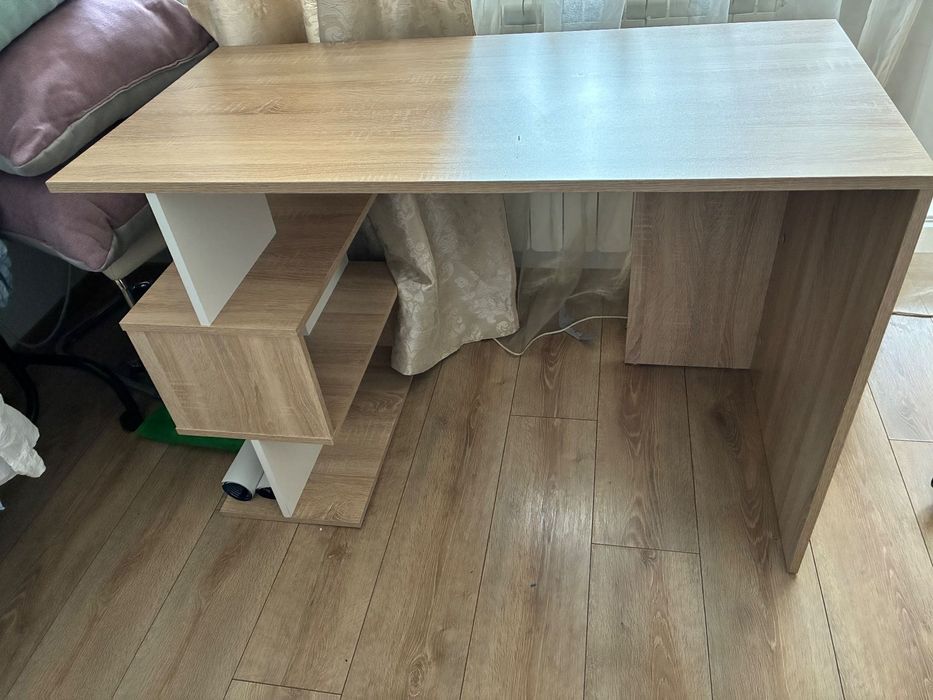 Бюро в цвят дърво с бял акцент