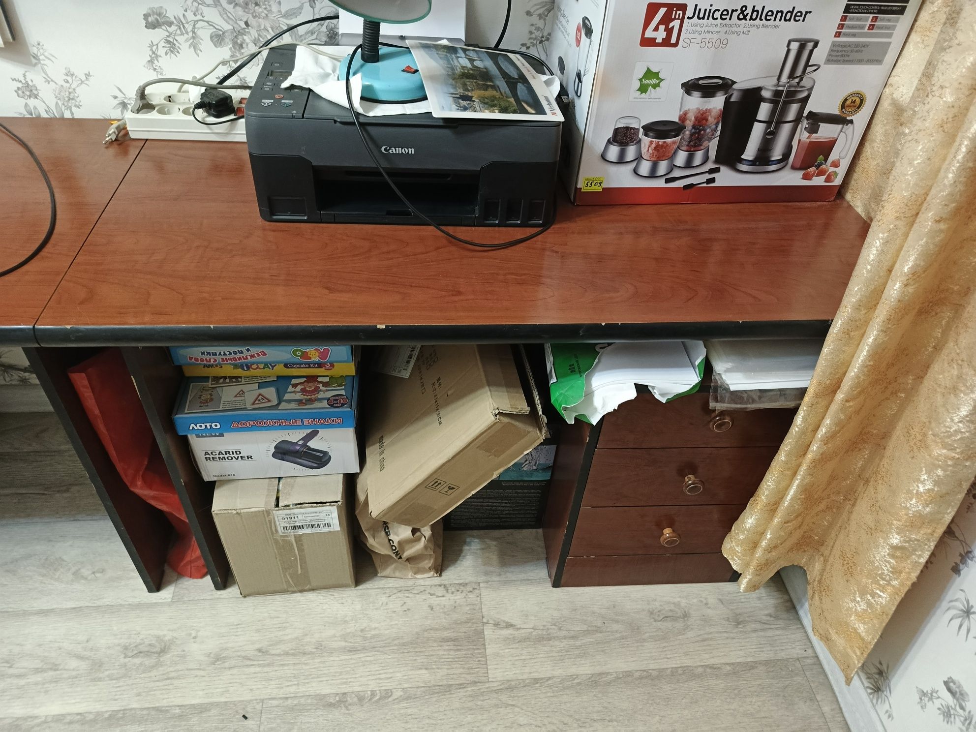 Срочно продам два письменных стола