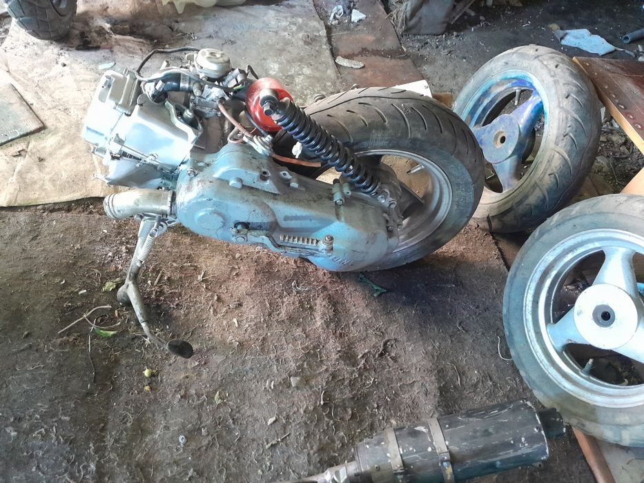 Vând urgent 2 motoare scuter 4 timpi roată pe 12 preț 500 lei