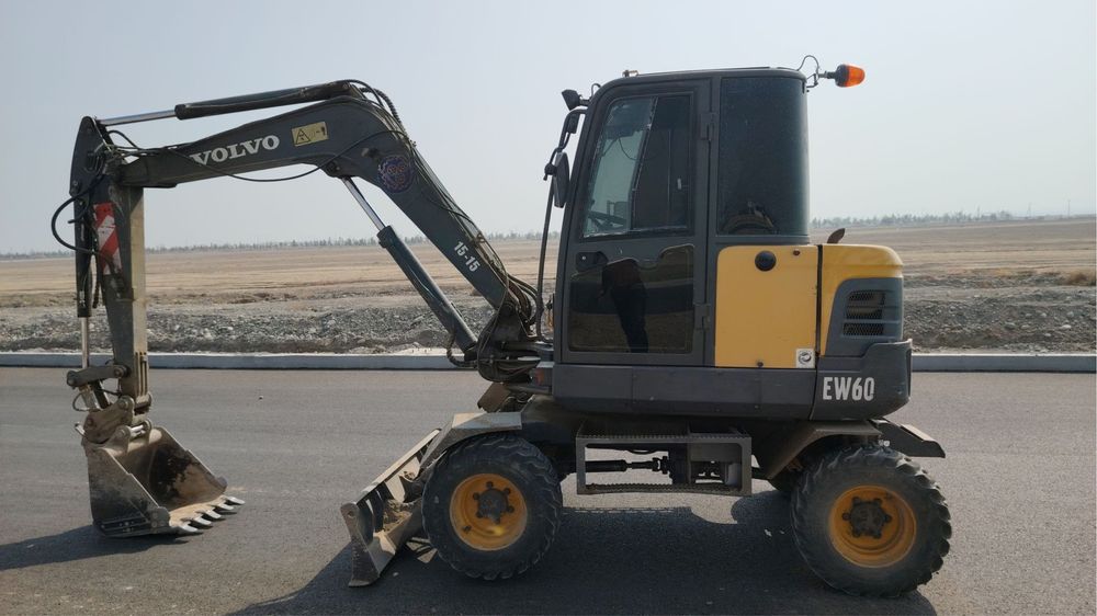 Ekskavator xizmati katta va kichik