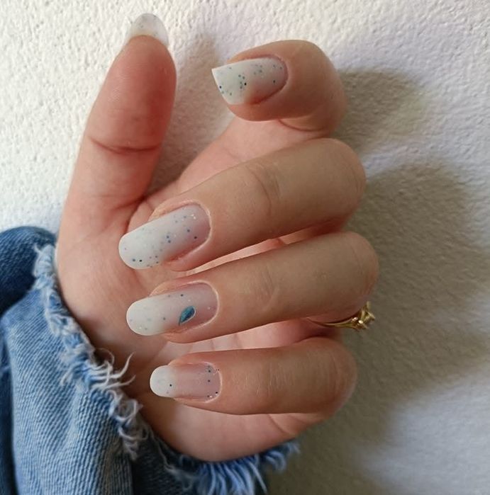 Ofer servicii de manichiura cu gel