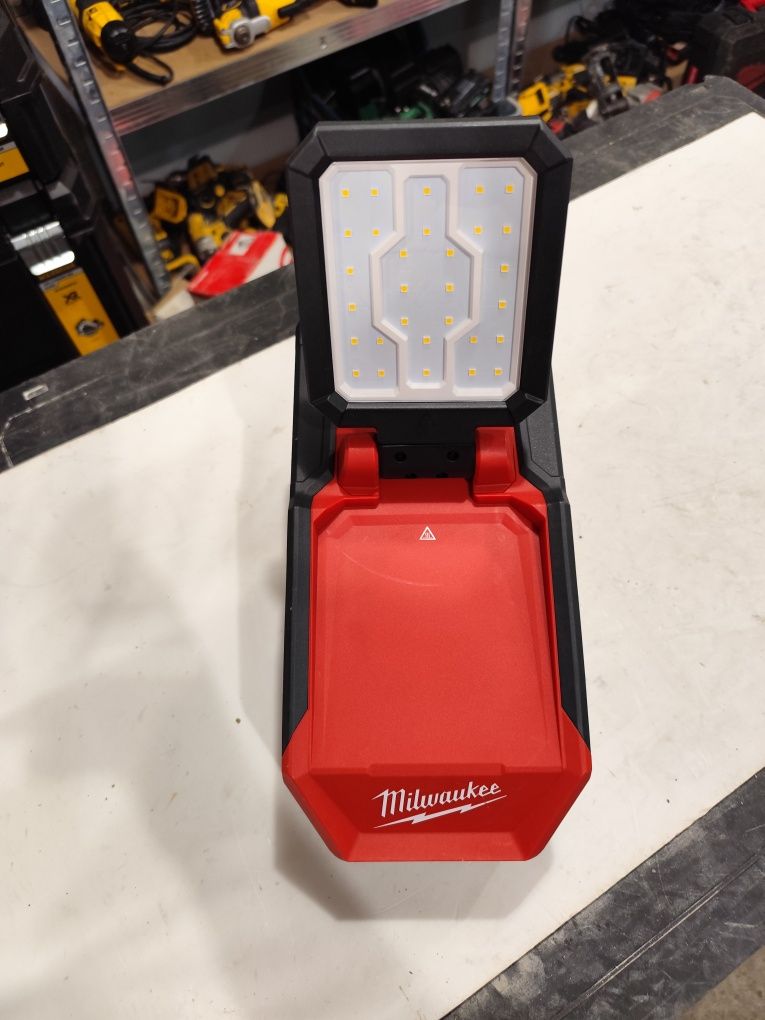 Топ модел акумулаторен лед прожектор Милуоки Milwaukee M18 PAL2