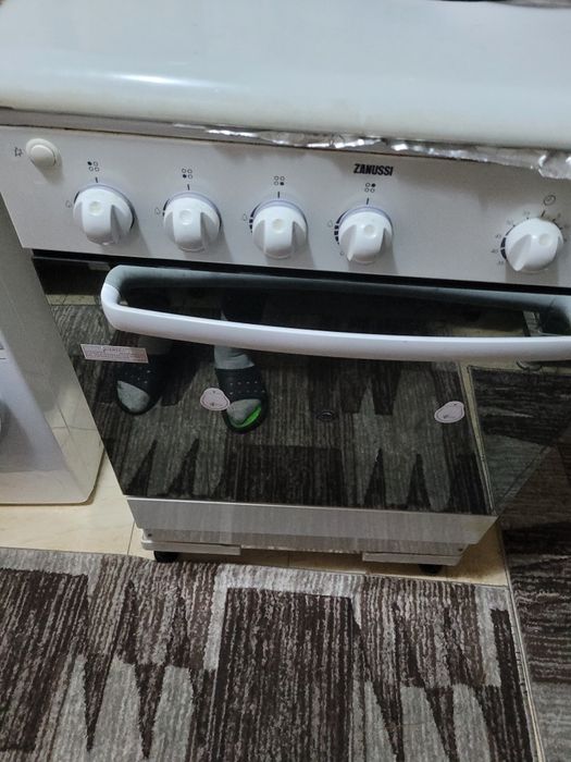 vând aragaz zanussi dimensiune 60×60culoare albadisponibil într-o sapt