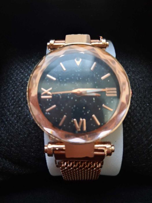 Дамски красив часовник нов