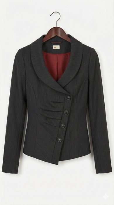 Елегантен дамски костюм 42