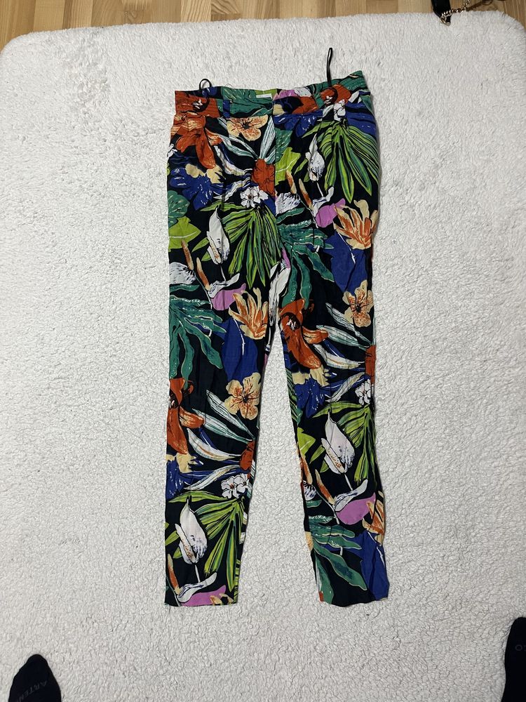 Pantaloni colorati marimea 42
