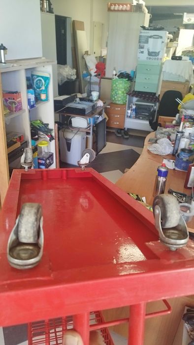 Метален стелаж с рафтове 146/70/30см червен с колела