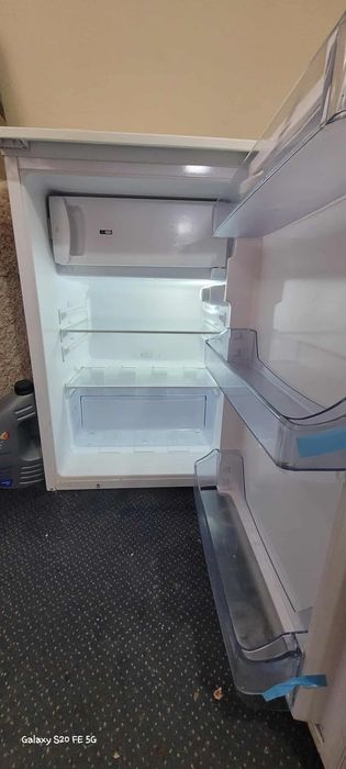 Продавам малък хладилник на марката Crown