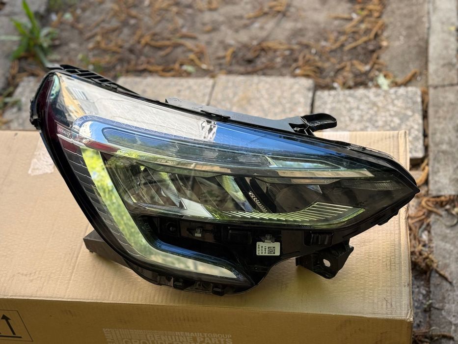 Оригинилен LED Фар за Renault Clio ПЕРФЕКТЕН