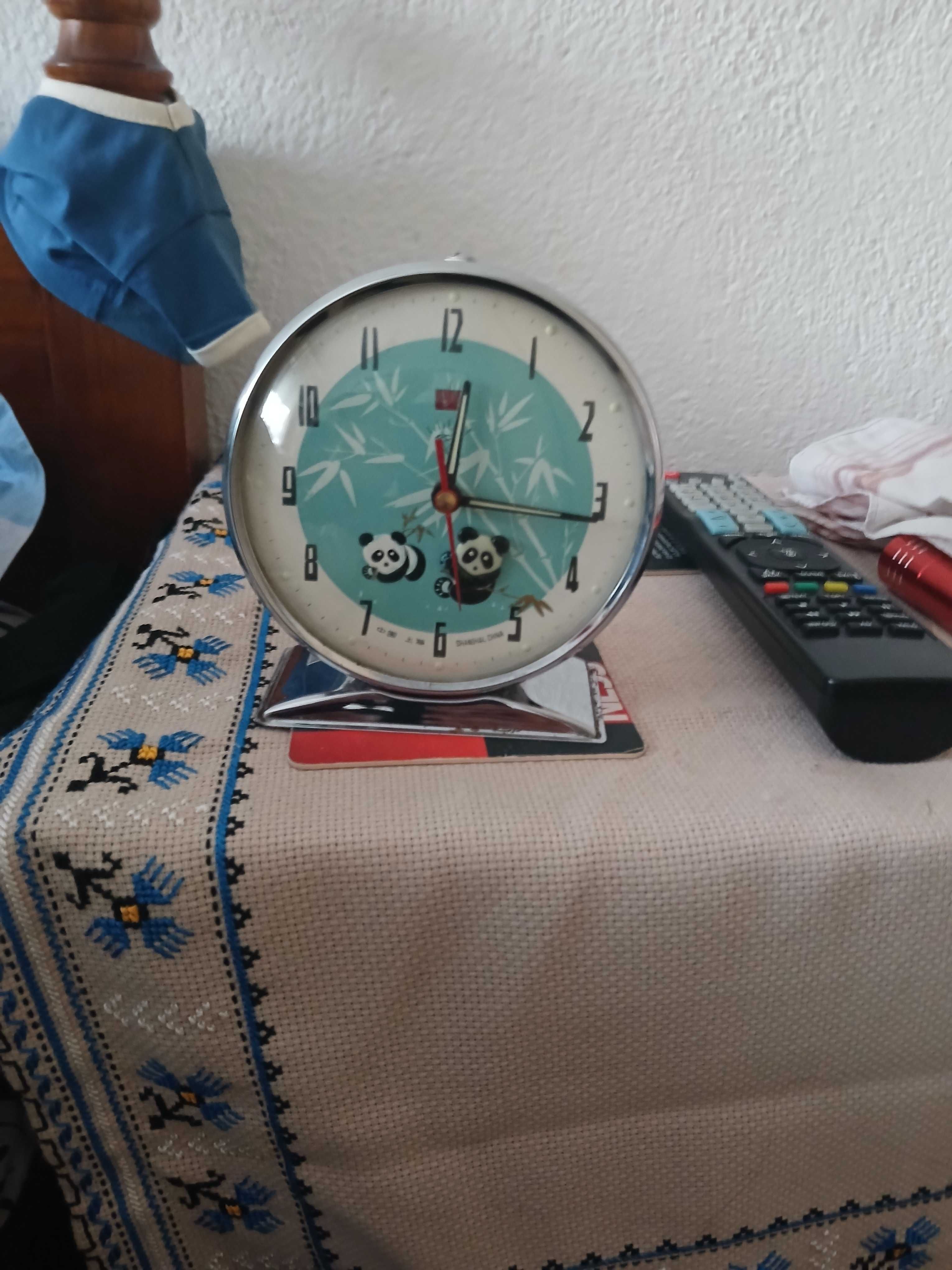 Продавам стар будилник