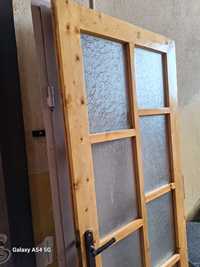Дървена врата естествено дърво с прозорци без каса. За хол или всекидн