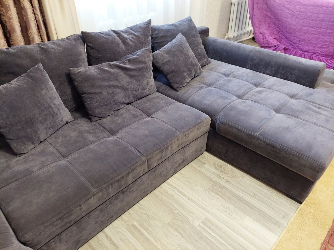Мягкий П-образный диван для зала