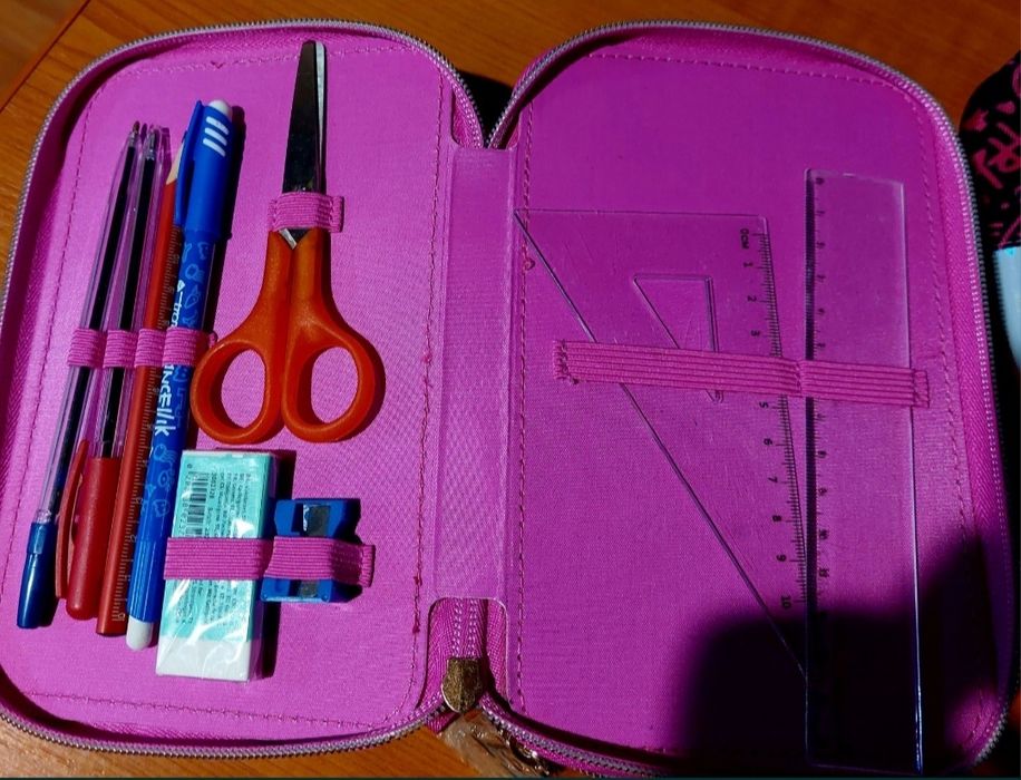 Cărți disponibil penar Rainbow High