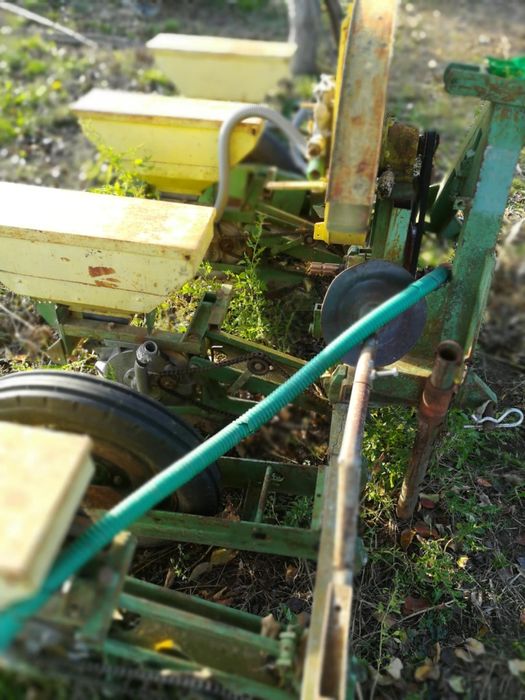 Vând semănătoare de Porumb și pompă de arbicidat