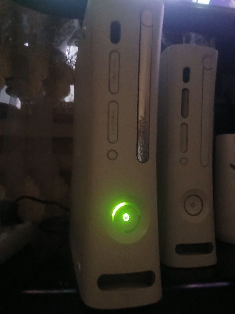 Assalom alekum Xbox360 White sotiladi 60Gb