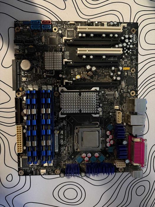 Placa de baza cu CPU si stickuri RAM