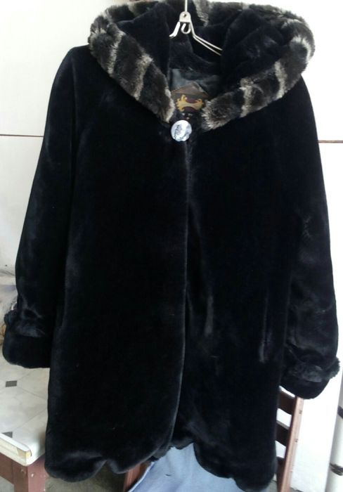 Полушубок с капюшоном 54 р. искуственную импортную- Корея .