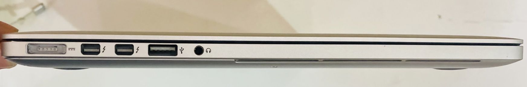 MacBook Pro 15" (mid-2015) — 16GB RAM, 1TB SSD, 2.2 GHz.