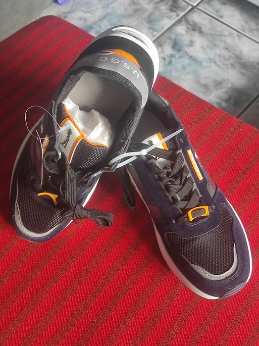 Adidasi noi nouti, cu eticheta, in cutie