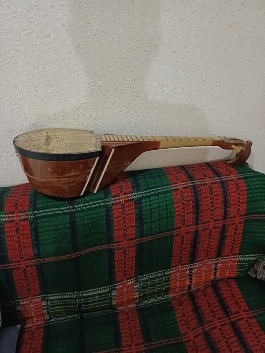 Рубоб сотилади. Холати яхши.