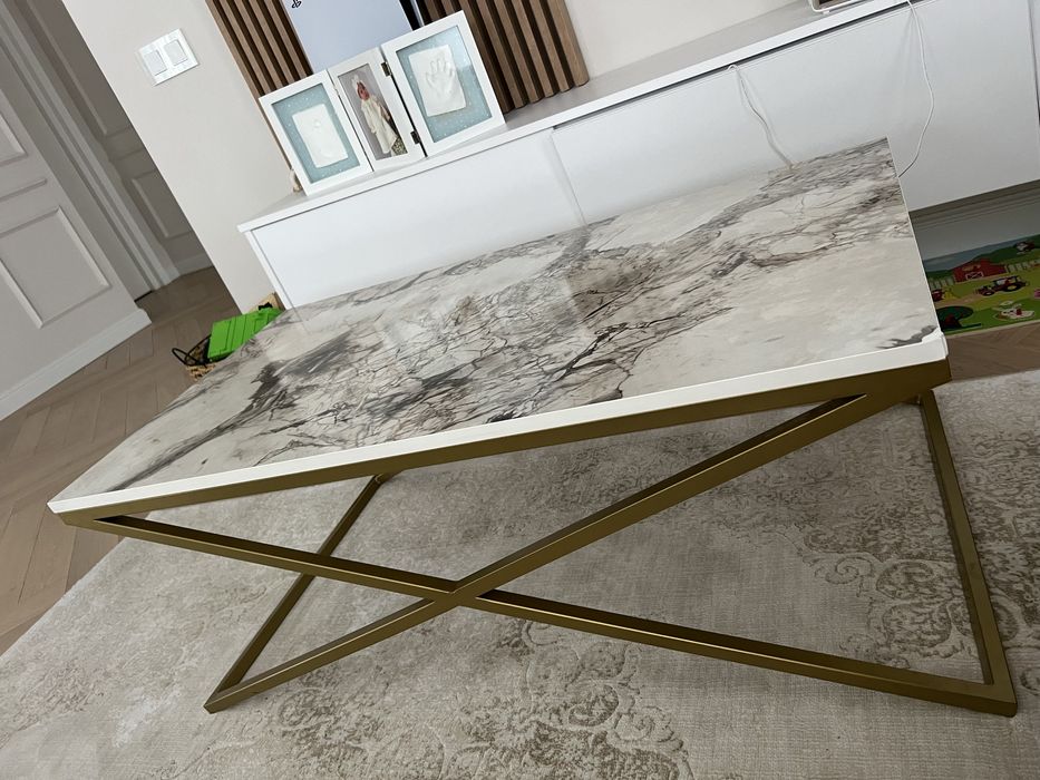 Masuta de cafea aurie