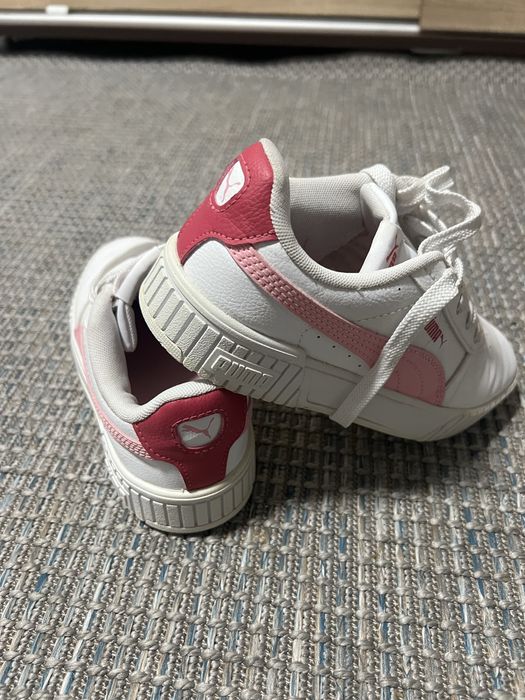 Vând adidași puma,pentru fetițe.