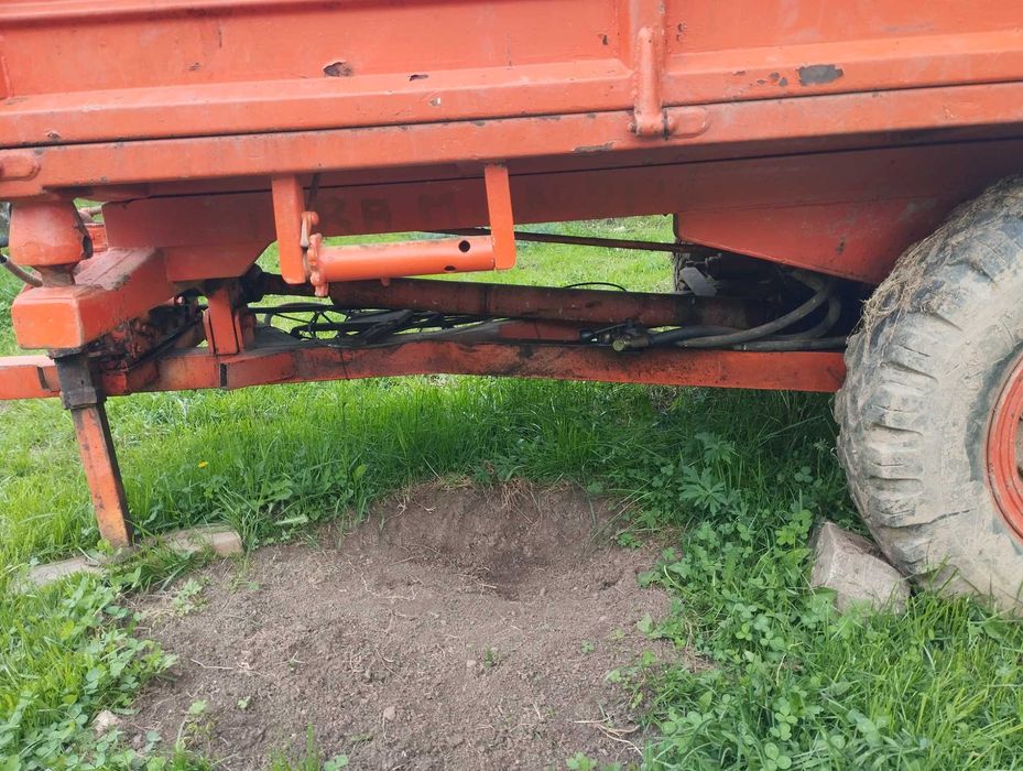 Vând remorca cu tracțiune basculare trilaterala