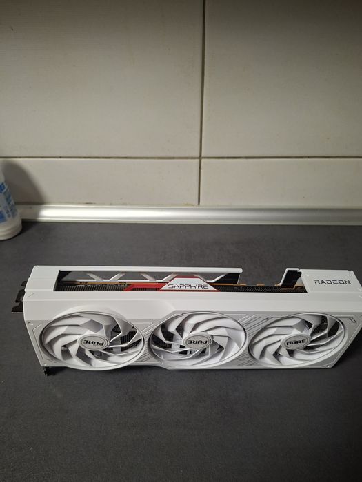 RX 7700XT 12GB Pure White