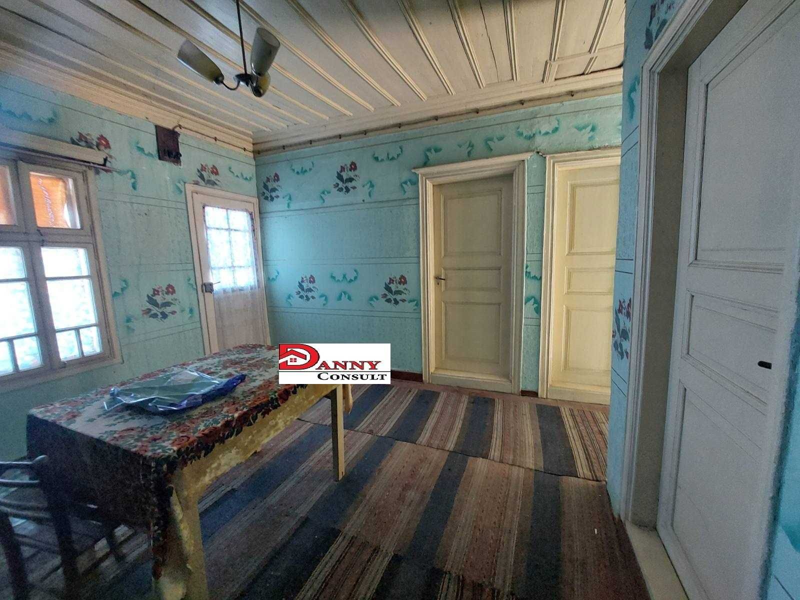 Двуетажна къща с двор и кладенец в с. Драгижево