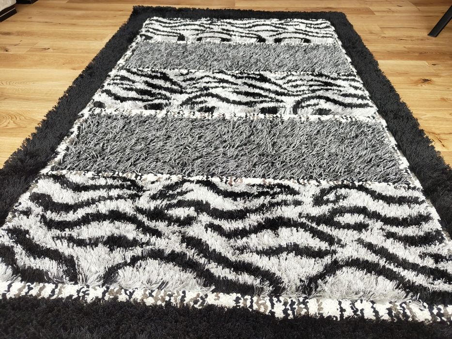 Covor negru cu fir de mătase – nuanțe alb și gri, stare excelentă