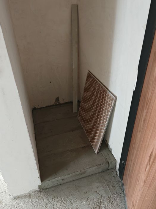 Двустаен апартамент. Паркомясто. Баня - до ключ. Стаи - на тапа.