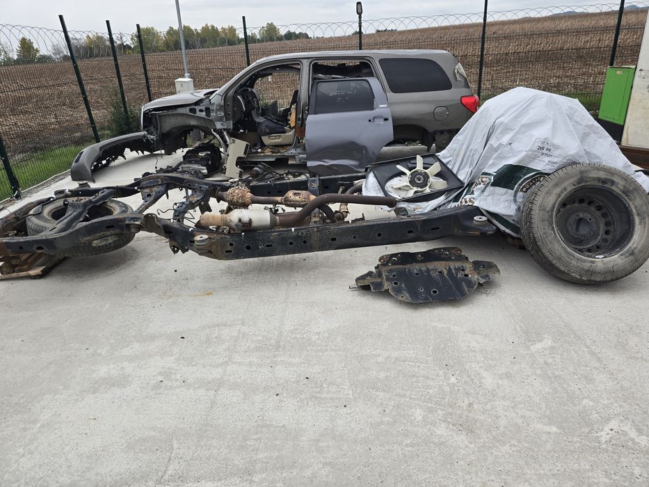 Toyota sequoia на части
