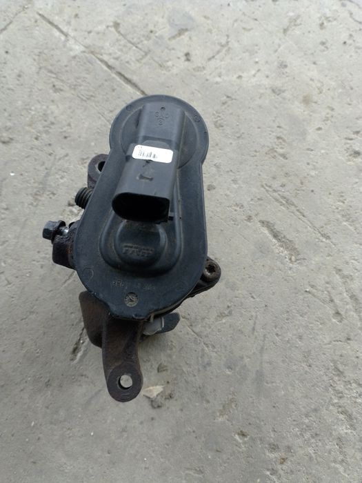 Vînd etrier dreapta passat B6. sau   B7